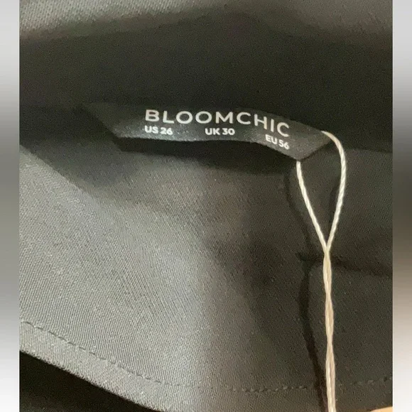 Bloomchic Women's Black Size 26 Blouse Short Sleeve Collar V Neck NWT Plus Size - Picture 3 of 6